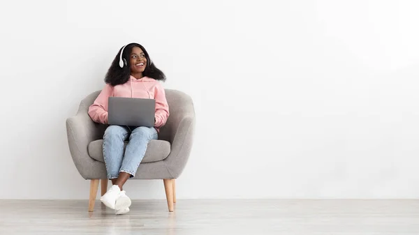 Gioioso afro-americano signora guardando film online, utilizzando il computer portatile — Foto Stock