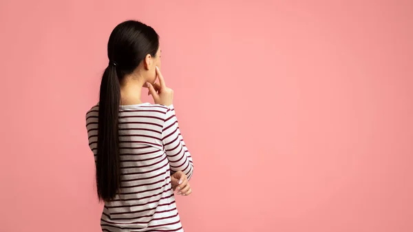 Back View of Pensive Brunette Woman Looking At Copy Space With Interest (dalam bahasa Inggris). — Stok Foto