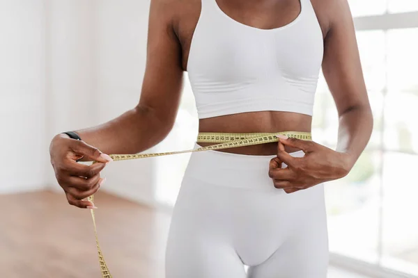 Schwarze Frau misst Taille mit Klebeband Schlankheitskonzept — Stockfoto