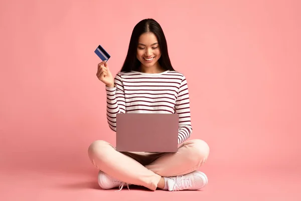 İnternetten alışveriş. Dizüstü bilgisayar ve kredi kartı kullanan güzel Asyalı kadın. — Stok fotoğraf