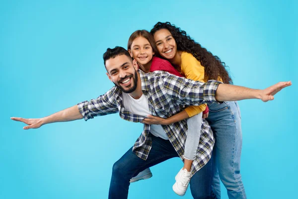 Família árabe se divertindo posando juntos sobre fundo azul — Fotografia de Stock