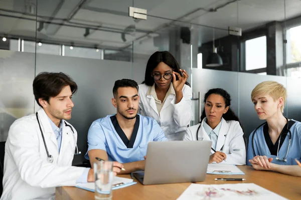 Equipo profesional de médicos mirando la pantalla del cuaderno —  Fotos de Stock