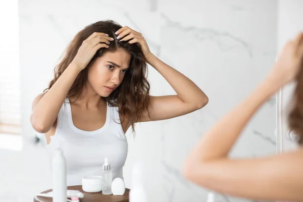 Frustrasi Lady Mencari Flakes Rambut Menderita Dari Masalah Dandruff Dalam ruangan — Stok Foto