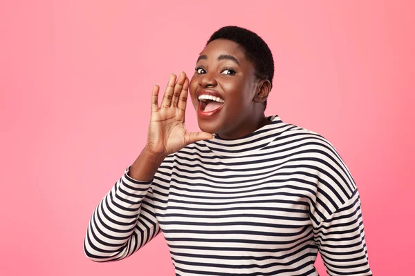 Zwart overgewicht vrouw schreeuwen hand in de buurt van mond, roze achtergrond — Stockfoto