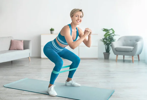 Smiling Woman In Sportswear Exercising With Resistance Band — Stock Photo, Image