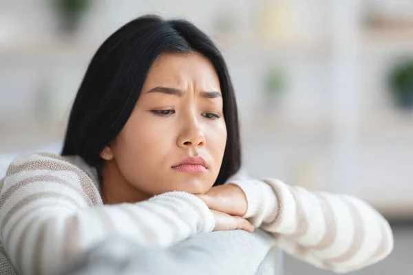 Solitudine e depressione. Primo piano girato di giovane sconvolto asiatico donna a casa — Foto Stock