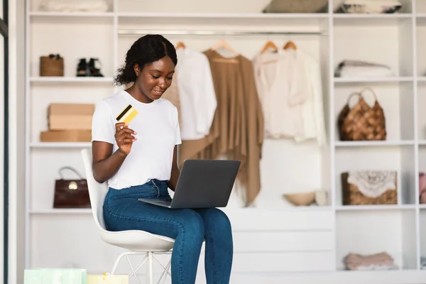 Africano Senhora Compras No Laptop Segurando Cartão Comprar Roupas Interior — Fotografia de Stock