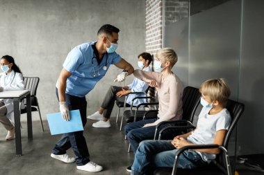 Orta Doğulu doktor, kadın hastayı dirsek darbesiyle karşılıyor.