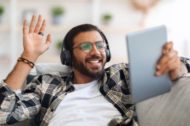 Orta Doğulu mutlu bir adam video konferansı yapıyor.