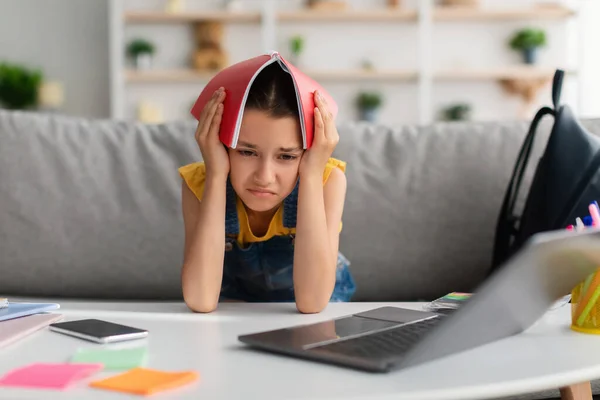 Cansado estressado adolescente segurando notebook em sua cabeça — Fotografia de Stock