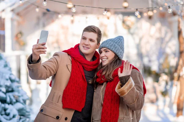 Schöne Verliebte feiern Winterurlaub, unterhalten sich per Video — Stockfoto