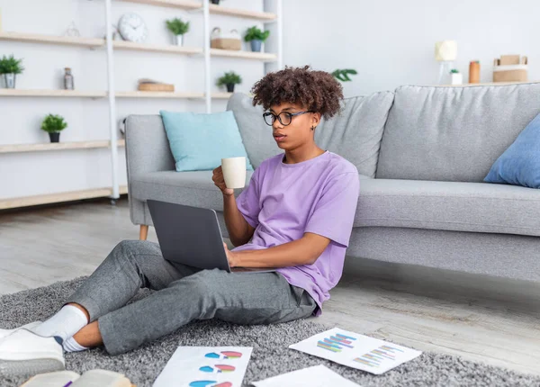 Svart tonåring student gör pedagogiska projekt för online-kurs, dricka kaffe hemma — Stockfoto