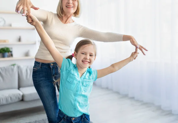 Allegro nonna ballare con nipotina in soggiorno — Foto Stock
