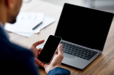 Uygulama veya iş yeri web sitesi için cep telefonu ve dizüstü bilgisayar kullanan Arap işadamlarının kapatılması