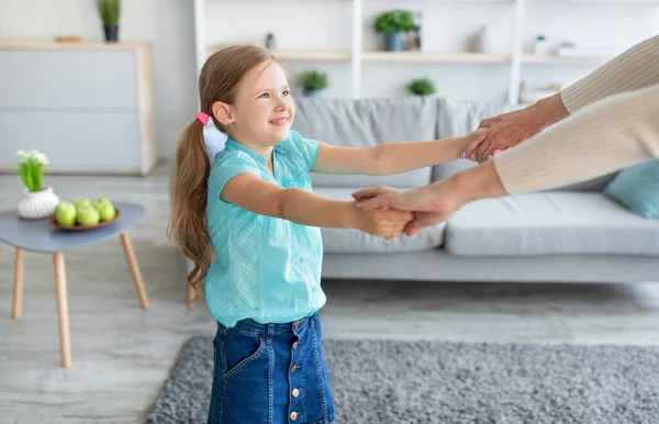 Madura dama bailando con su nieta en la sala de estar — Foto de Stock