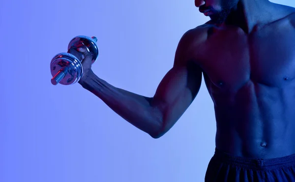 Ausgeschnittene Ansicht eines schwarzen Bodybuilders mit nacktem Oberkörper beim Training mit Kurzhanteln, Pumpen in Neonbeleuchtung — Stockfoto