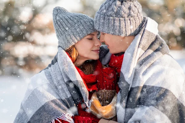 Retrato de close-up de casal romântico desfrutando de dia de inverno nevado — Fotografia de Stock