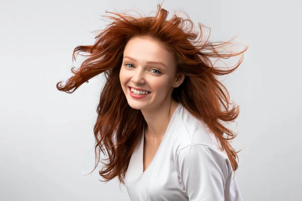 Retrato de chica adolescente pelirroja con el pelo suelto, fondo blanco — Foto de Stock