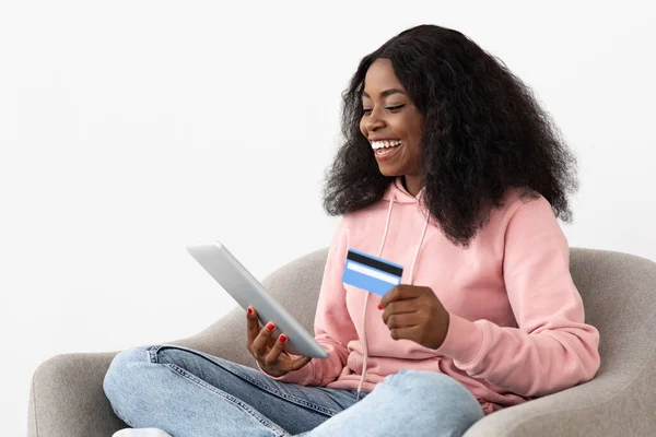 Linda dama negra con tableta digital y tarjeta de crédito —  Fotos de Stock