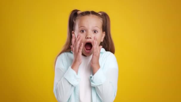 Kindheit und Angst. Nettes kleines Mädchen, das sich ängstlich und verängstigt fühlt, den Mund vor Schock bedeckt und zurückkommt — Stockvideo