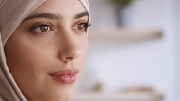 Semi perfil beleza retrato de linda jovem senhora do Oriente Médio olhando para o espaço livre e sorrindo, espaço livre — Vídeo de Stock