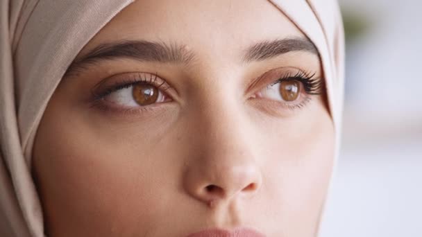 Gros plan de coûteux yeux de femme du Moyen-Orient, portrait recadré de dame musulmane réfléchie portant hijab regardant de côté — Video