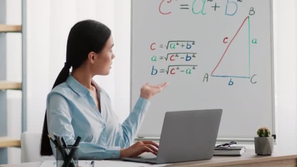 Asiática Professora de matemática feminina tendo aula via chamada de vídeo interna — Vídeo de Stock