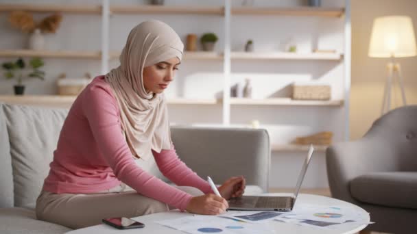 Frilans Och Online Arbetskoncept Ung Koncentrerad Mellanöstern Kvinna Oberoende Entreprenör — Stockvideo