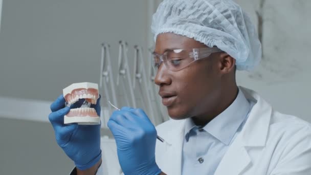 Lektion Zahnhygiene Professionelle Afrikanisch Amerikanische Arzt Zeigt Technik Der Zahnreinigung — Stockvideo