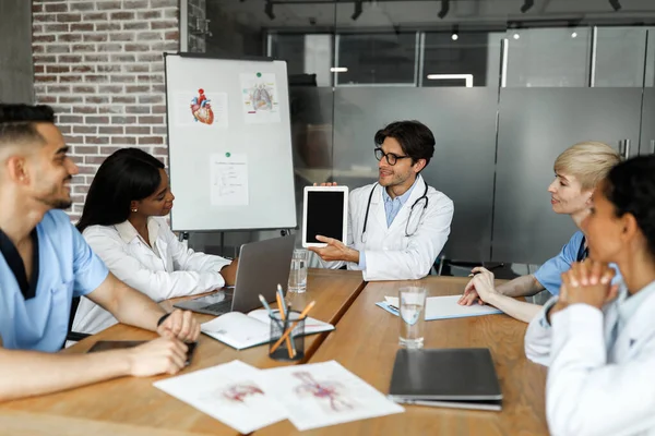 Médico jefe sosteniendo tableta digital con pantalla en blanco —  Fotos de Stock