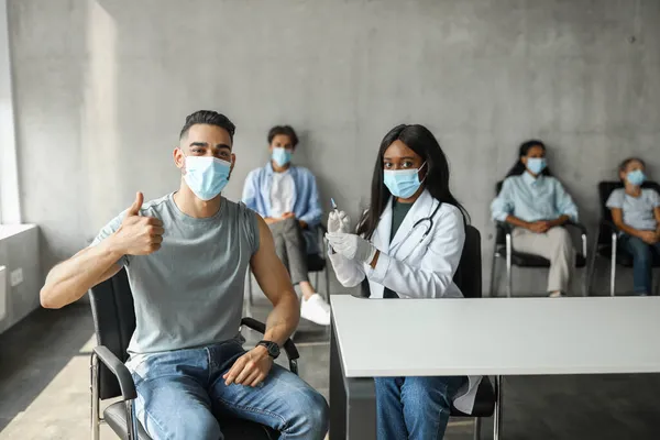 Hombre de Oriente Medio vacunado contra el coronavirus en la clínica —  Fotos de Stock