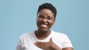 Afro-Amerikan Kadın Masaj Sandığı Kalp Ache, Mavi Arkaplan