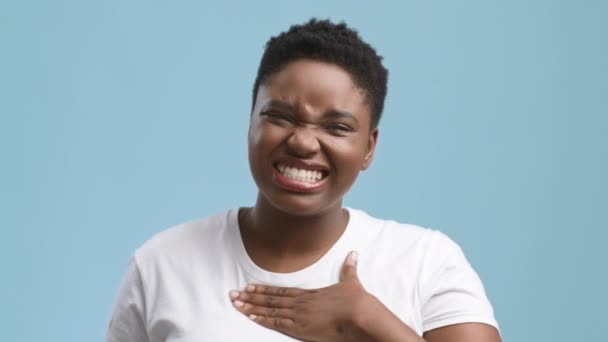Αφρικανική αμερικανική γυναίκα μασάζ στήθος έχοντας Ache καρδιά, μπλε φόντο — Αρχείο Βίντεο
