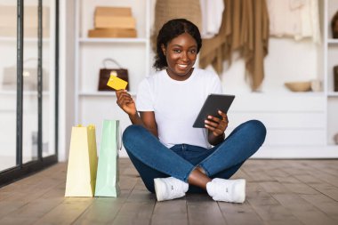 Siyah Kadın Tablet ve Kredi Kartıyla İnternetten Alışveriş Yapıyor
