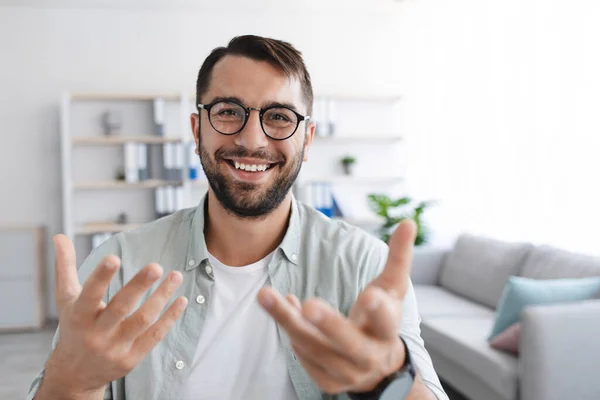 Mosolygó érzelmi felnőtt európai férfi szakállas szemüvegben néz kamera és forgatás videó blog — Stock Fotó