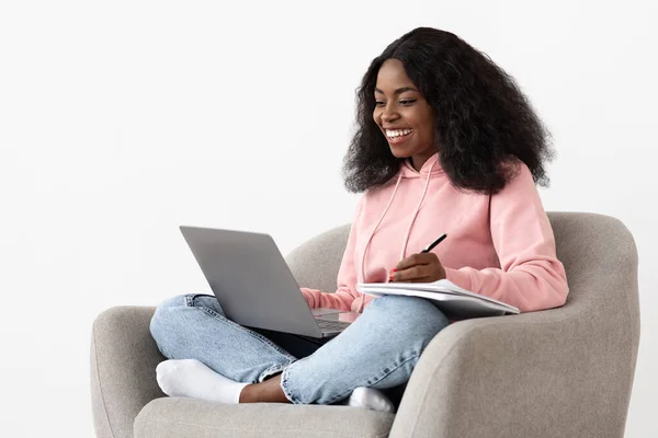 Alegre mujer afroamericana asistiendo a webinar, usando laptop — Foto de Stock