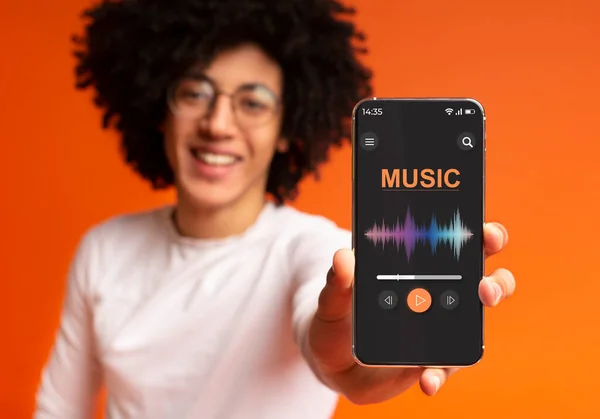 Streaming de áudio online. Preto cara demonstrar Smartphone com música Media Player Interface — Fotografia de Stock