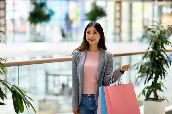 Le Yong asiatisk kvinna med ljusa presentpåsar shopping på stora snabbköp, kopiera utrymme. Konsumtion, säsongsförsäljning — Stockfoto