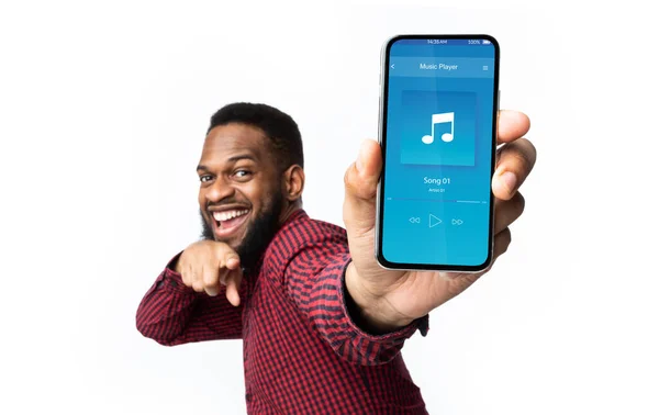 Aplicación de reproductor de audio. Hombre negro señalando a Smartphone con la aplicación de música abierta — Foto de Stock