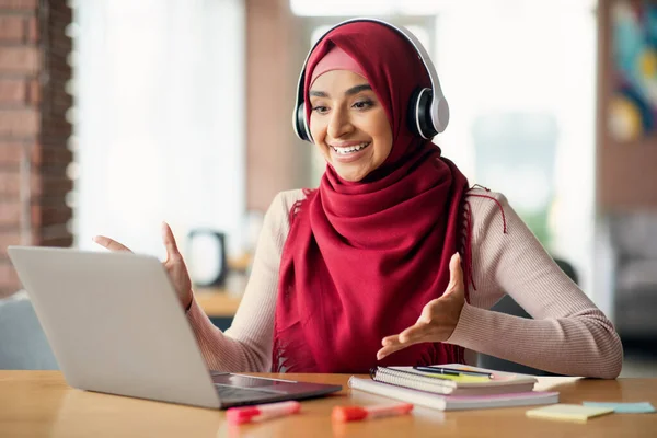 Boldog muszlim nő videokonferencia kollégáival — Stock Fotó