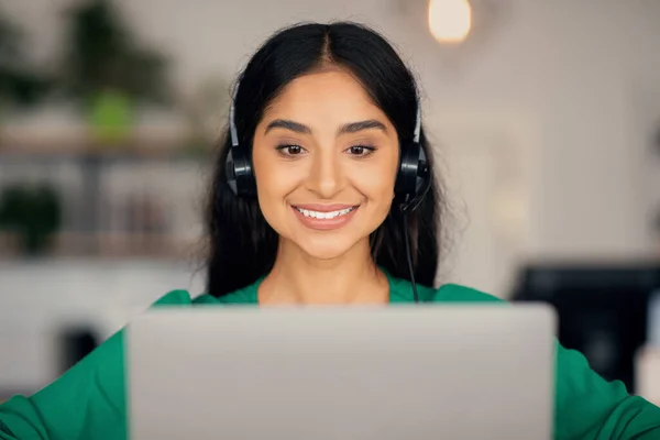 Penutup indah perempuan India menghadiri kursus online, menggunakan laptop — Stok Foto