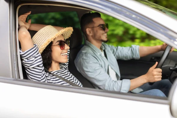 Glückliches arabisches Paar bei sommerlicher Autofahrt am Wochenende — Stockfoto
