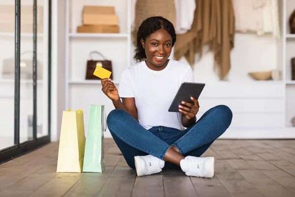 タブレットとクレジットカードの屋内と黒の女性のショッピングオンライン — ストック写真