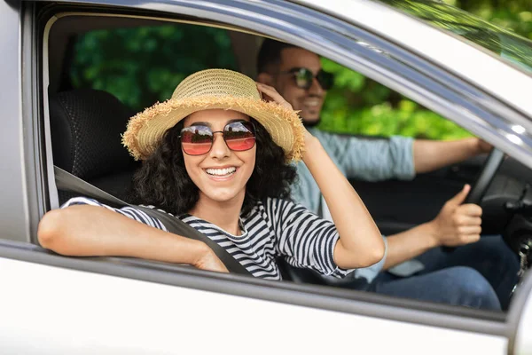 Lächelnde Verliebte aus dem Nahen Osten fahren mit dem Auto an den Strand — Stockfoto