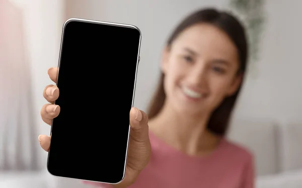 Smartphone con grande schermo bianco nero in mano della giovane donna sorridente — Foto Stock