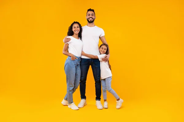 肯定的な感情を抱く中東の両親と娘、黄色の背景 — ストック写真