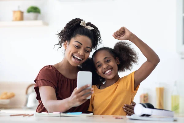 Emocionální černošky matka a dcera brát selfie společně, kopírovat prostor — Stock fotografie