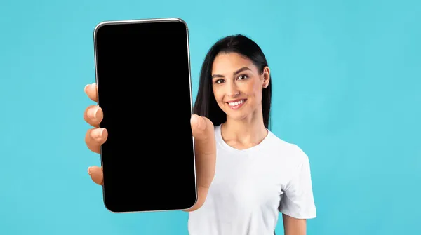 Mobile App Mockup. Beautiful Young Woman Showing Big Smartphone With Black Screen — Stock Photo, Image