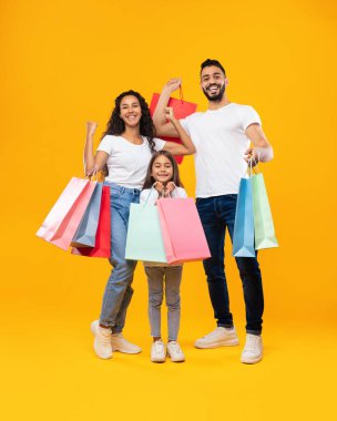 Orta Doğulu Aile Alışveriş Torbaları Sarı Stüdyo Arkaplanda Bekliyor