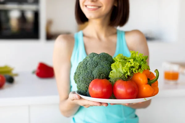 Gewichtsverlust Ernährung. Junge Dame hält Teller mit Gemüse in der modernen Küche, Nahaufnahme — Stockfoto